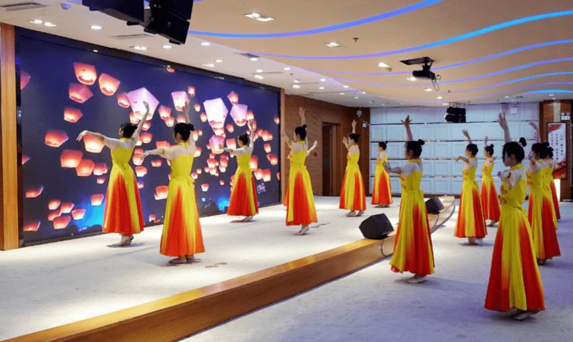 年度颁奖盛宴有何看点？不只是颁奖，更是一场视觉与听觉的狂欢！其他热词:娱乐圈顶级盛典背后故事大揭秘