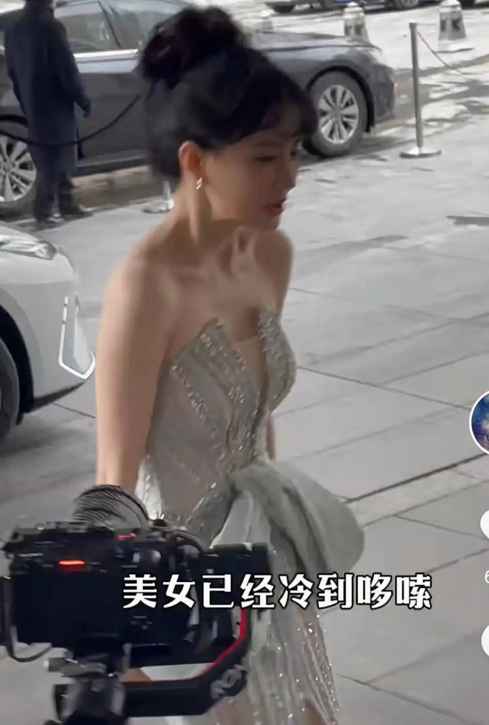 女明星的冬装_倪虹洁露背长裙红毯_女明星冬天红毯穿搭