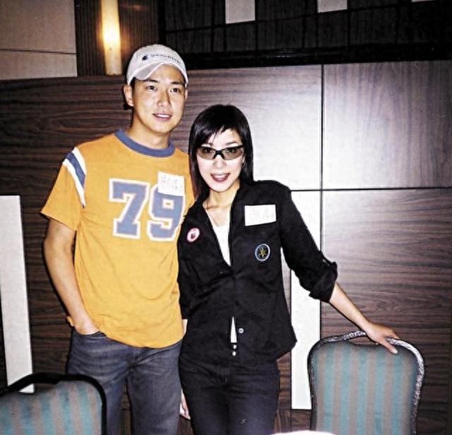 TVB绿叶蔡子健罕露脸，发福显老头发花白，自曝在校执教已是博士